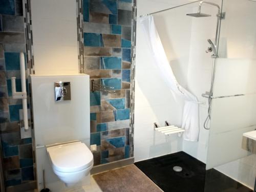 une salle de bain avec toilettes et douche dans l'établissement The Victory, à Bayeux