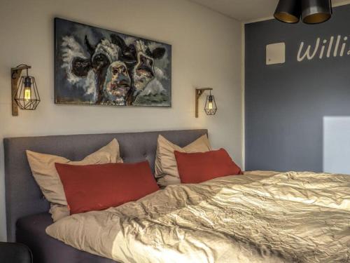 - une chambre dotée d'un lit avec des oreillers rouges et un tableau dans l'établissement Williaduct Modern retreat, à Willingen