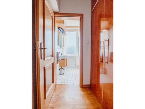 um corredor com uma porta que leva a uma casa de banho em Sterkrade 1 Modern retreat em Oberhausen