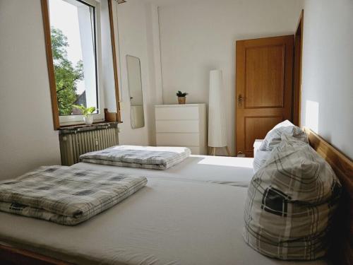 two twin beds in a bedroom with a window at Sterkrade 1 Modern retreat in Oberhausen