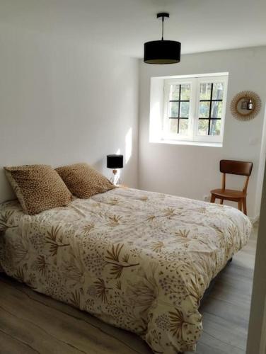 un lit dans une chambre blanche avec une fenêtre dans l'établissement la JoLie ruche, à Saint-Georges-sur-Cher