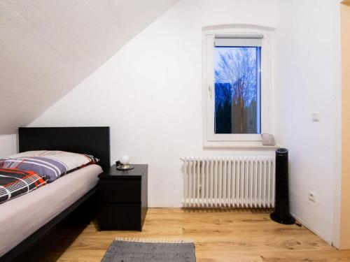 um quarto com uma cama e uma janela em Alstaden 2 Modern retreat em Oberhausen