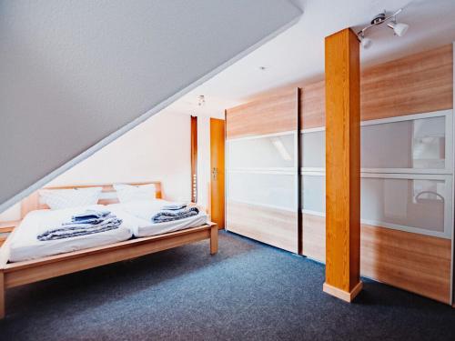 奧伯豪森的住宿－Sterkrade 2 Modern retreat，一间卧室设有一张床和一个大窗户