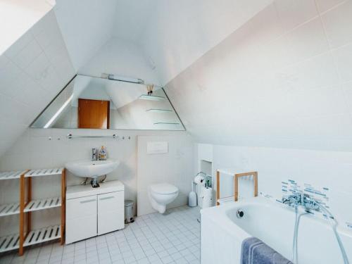 奧伯豪森的住宿－Sterkrade 2 Modern retreat，一间带水槽、浴缸和卫生间的浴室