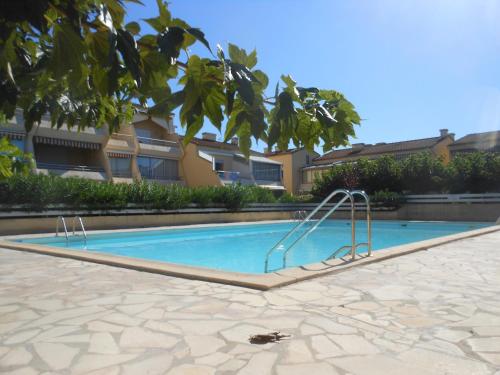 une piscine avec un toboggan au milieu dans l'établissement APPT 2 PIECES MEZZANINE 28M2 + TERRASSE 10M2 REF 4038, à Le Castellas