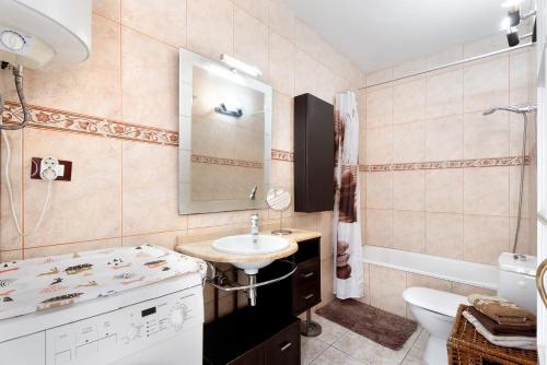 een badkamer met een wastafel en een toilet bij Aaron Beautifull House in Arona