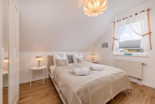 een slaapkamer met een bed met twee handdoeken erop bij FeWo Segeltörn in Zingst