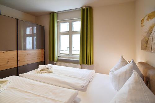 1 Schlafzimmer mit 2 Betten und einem Fenster in der Unterkunft Miramar App. 15 in Ahlbeck