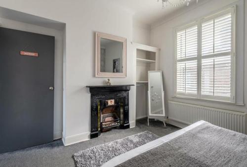 - un salon avec une cheminée et un miroir dans l'établissement Entire 2-bedroom house with garden, à York
