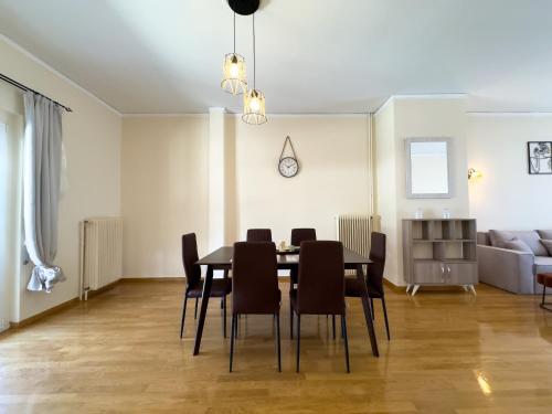 - une salle à manger et un salon avec une table et des chaises dans l'établissement Gtrip Piraeus Coast Apartment - 7058, au Pirée