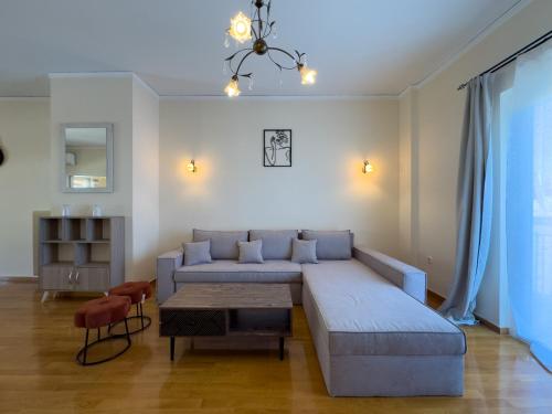 - un salon avec un canapé et une table dans l'établissement Gtrip Piraeus Coast Apartment - 7058, au Pirée