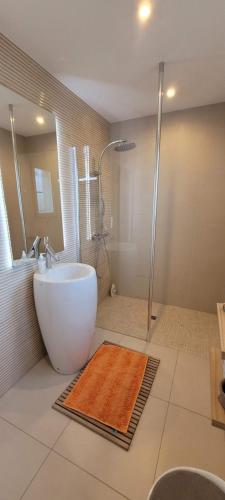 une salle de bain avec une baignoire, un lavabo et une douche dans l'établissement VILLA LA VALENTINE 2 chambres, à Salon-de-Provence