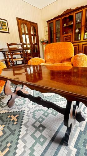 a living room with a coffee table and chairs at Casa Odry in Massa