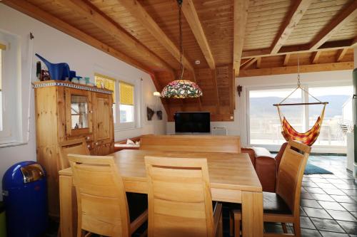 a dining room with a wooden table and chairs at Traumwohnung Schluchsee, 2 Schlafzimmer, Blick zum See in Schluchsee