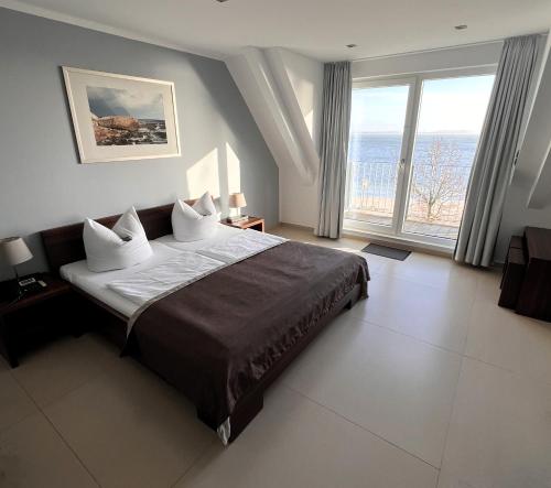 Кровать или кровати в номере Strandhotel Dranske