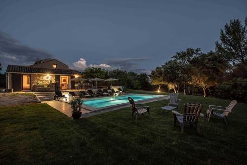 une maison avec une piscine dans la cour dans l'établissement MAS SAINTE CROIX 4 étoiles - PRESTIGE - PISCINE CHAUFFÉE - VAISON - MONT VENTOUX - PROVENCE, à Vaison-la-Romaine