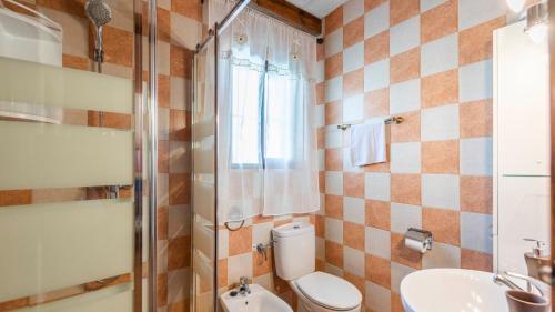 ein Badezimmer mit Toilette und Waschbecken in der Unterkunft Casa Gonzalez Villanueva de la Concepcion by Ruralidays in Villanueva de la Concepción