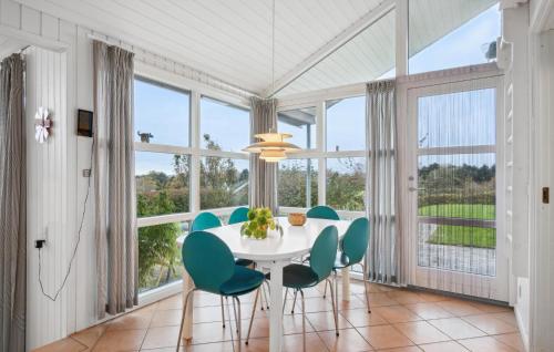 Knebelにある3 Bedroom Amazing Home In Knebelのダイニングルーム(白いテーブル、緑の椅子付)