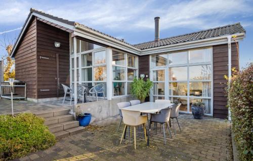 Knebelにある3 Bedroom Amazing Home In Knebelのパティオ(テーブル、椅子付)
