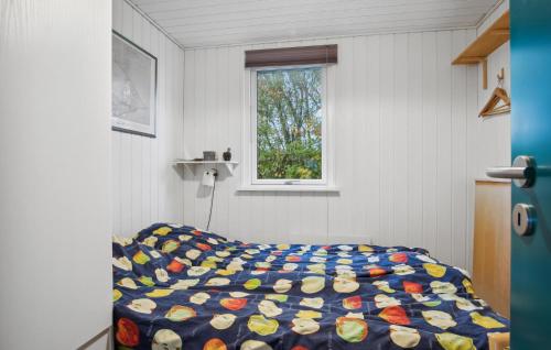 3 Bedroom Amazing Home In Knebelにあるベッド