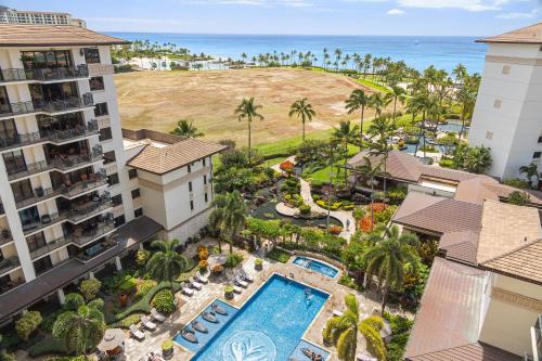 une vue aérienne d'un complexe hôtelier avec piscine et l'océan dans l'établissement Ko Olina Beach Villas O1001, à Kapolei