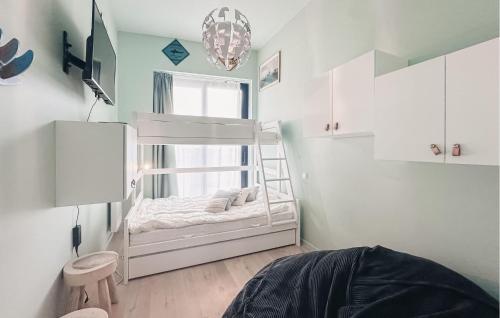 - une chambre avec des lits superposés et une fenêtre dans l'établissement Awesome Apartment In Oostende With Wifi, à Ostende