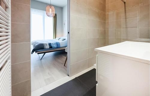 La salle de bains est pourvue d'un lit et d'une douche à l'italienne. dans l'établissement Awesome Apartment In Oostende With Wifi, à Ostende