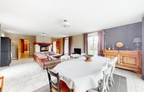Η κουζίνα ή μικρή κουζίνα στο Amazing Home In Saint-Aubin-Routot