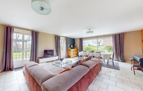 ein großes Wohnzimmer mit einem Sofa und einem Tisch in der Unterkunft Cozy Home In Saint-aubin-routot With Kitchen in Saint-Aubin-Routot