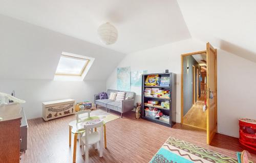 Ένα ή περισσότερα κρεβάτια σε δωμάτιο στο Amazing Home In Saint-Aubin-Routot