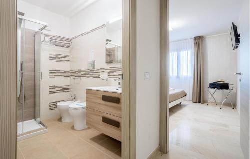 uma casa de banho com um lavatório e um chuveiro. em 1 Bedroom Beautiful Apartment In Balestrate em Balestrate