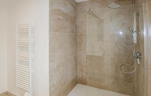 baño con ducha y puerta de cristal en Pet Friendly Home In Lussas With Kitchen, en Lussas