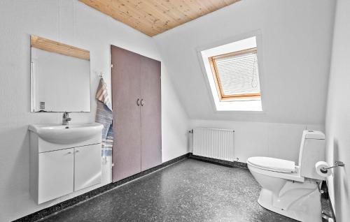 Ένα μπάνιο στο Stunning Home In Skærbæk With Wifi
