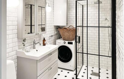 baño blanco con lavadora y lavamanos en 3 Bedroom Beautiful Home In Slvesborg en Sölvesborg