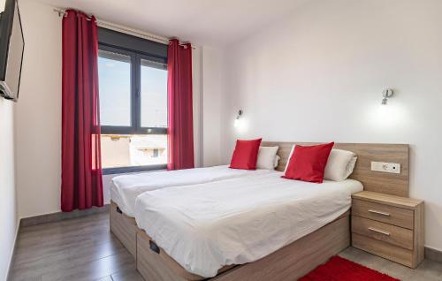 um quarto com uma cama grande e cortinas vermelhas em Stunning Apartment In Fuente De Piedra With Wifi em Fuente de Piedra