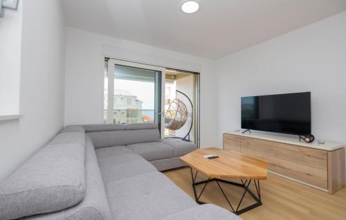 a living room with a couch and a tv at 1 Bedroom Beautiful Apartment In Tucepi in Tučepi