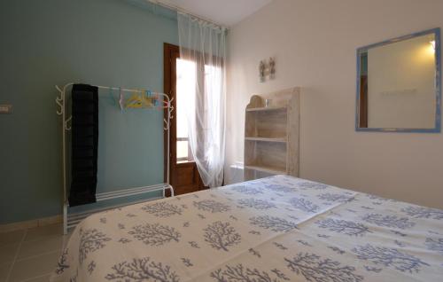1 dormitorio con cama, espejo y ventana en Lovely Home In Arbus With Kitchen, en Arbus