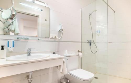 a bathroom with a toilet and a sink and a shower at Amazing Apartment In Fuente De Piedra With Wifi in Fuente de Piedra