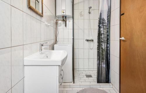 biała łazienka z umywalką i toaletą w obiekcie 2 Bedroom Awesome Home In Vordingborg w mieście Vordingborg