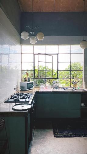 Dapur atau dapur kecil di Hillhouse Accommodation