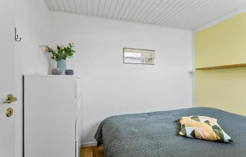 sypialnia z łóżkiem z poduszką w obiekcie Pet Friendly Home In Tranekr With House Sea View w mieście Tranekær