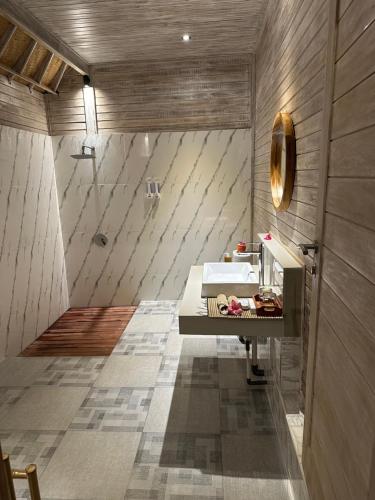 La salle de bains est pourvue d'un lavabo et d'une douche. dans l'établissement The Niti Hut's Lembongan, à Nusa Lembongan
