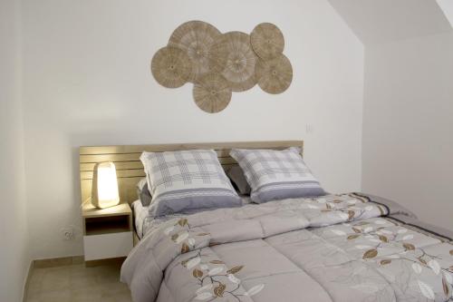 una camera da letto con un grande letto con fiori di Gîte le Luberon a Robion en Luberon