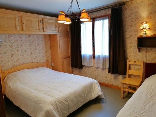 - une chambre avec un lit blanc et une fenêtre dans l'établissement Appartement Le Grand-Bornand, 2 pièces, 5 personnes - FR-1-241-194, au Grand-Bornand
