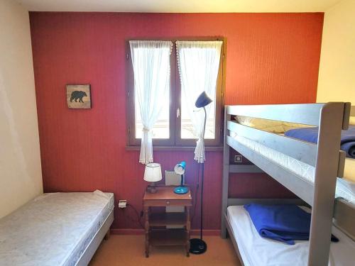 une chambre avec deux lits superposés et une fenêtre dans l'établissement Appartement cosy 5 pers, terrasse sud, parking, proche station, animaux acceptés - FR-1-393-127, à Saint-Michel-de-Chaillol