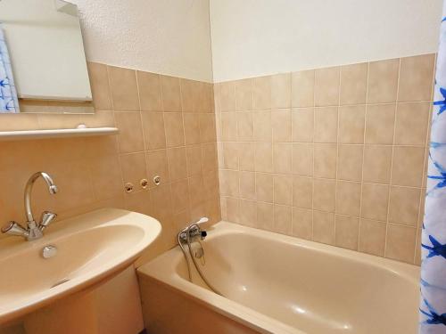 une salle de bain avec un lavabo et une baignoire et un lavabo dans l'établissement Appartement cosy 5 pers, terrasse sud, parking, proche station, animaux acceptés - FR-1-393-127, à Saint-Michel-de-Chaillol