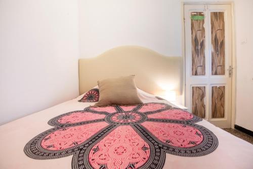 - une chambre avec un lit recouvert d'un tapis rose dans l'établissement 244 - Casa Ludo, Centro Storico,140m dalla Baia del Silenzio PATRIMONIO UNESCO spiaggia e mare, à Sestri Levante
