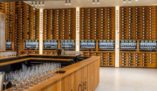 - une cave à vin avec des rangées de verres à vin dans l'établissement Au 4 le long du canal avec Parking, à Dijon