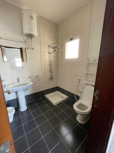 een badkamer met een toilet en een wastafel bij مدينة الملك عبدالله الاقتصادية - الشروق -KAEC in King Abdullah Economic City