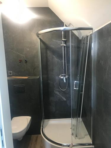Ein Badezimmer in der Unterkunft Siedlisko na wydmach, sauna,podgrzewane jacuzzi,domki klimatyzowane,starlink internet,parking